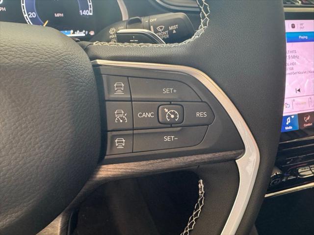 Photo of 2025 Diamond Black Crystal Pearlcoat Jeep Grand Cherokee