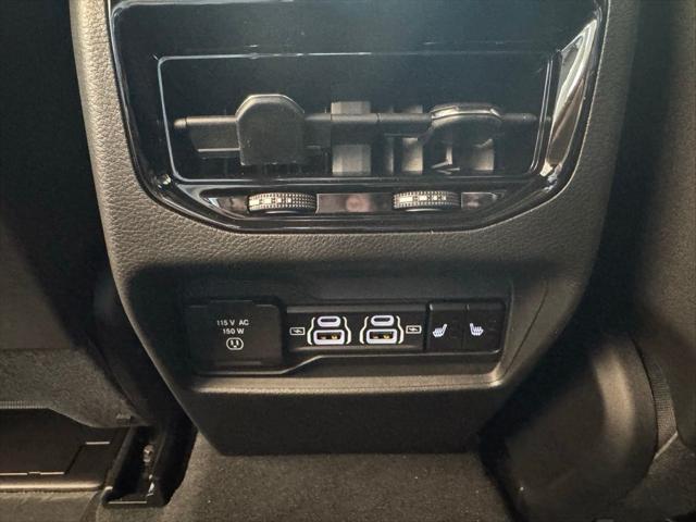 Photo of 2025 Diamond Black Crystal Pearlcoat Jeep Grand Cherokee