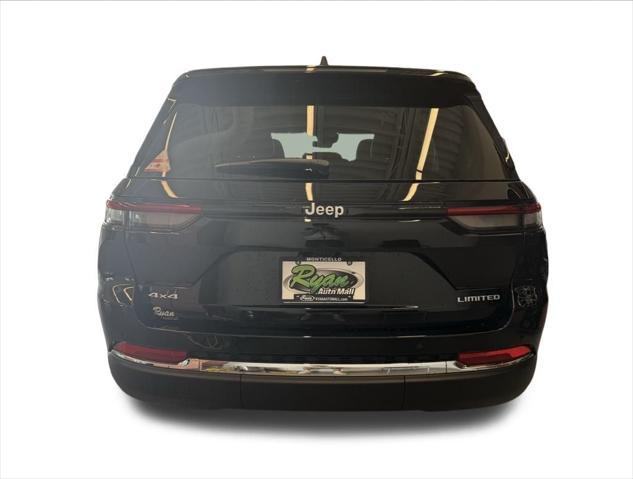 Photo of 2025 Diamond Black Crystal Pearlcoat Jeep Grand Cherokee
