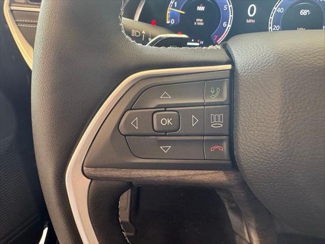 Photo of 2025 Diamond Black Crystal Pearlcoat Jeep Grand Cherokee