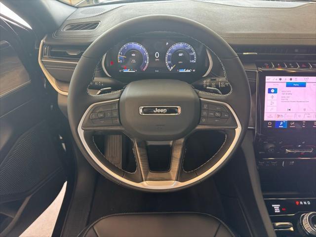 Photo of 2025 Diamond Black Crystal Pearlcoat Jeep Grand Cherokee