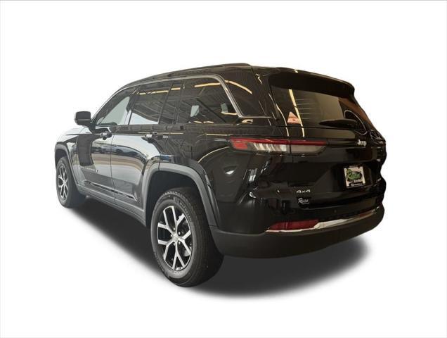 Photo of 2025 Diamond Black Crystal Pearlcoat Jeep Grand Cherokee