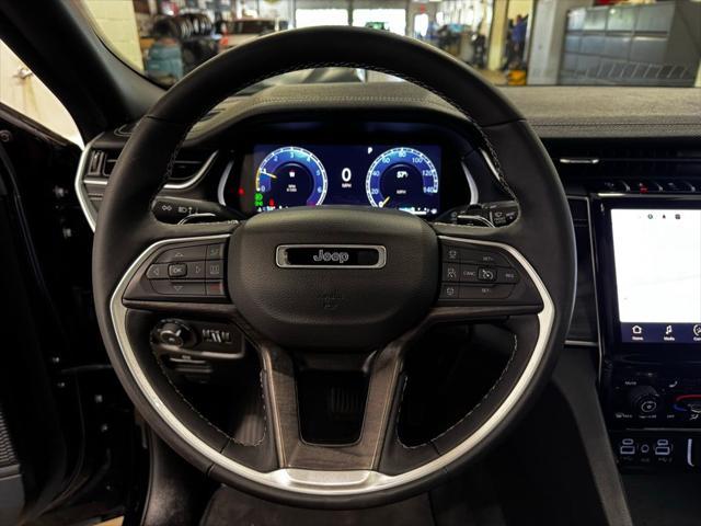 Photo of 2024 Diamond Black Crystal Pearlcoat Jeep Grand Cherokee L