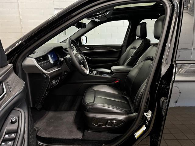 Photo of 2024 Diamond Black Crystal Pearlcoat Jeep Grand Cherokee L