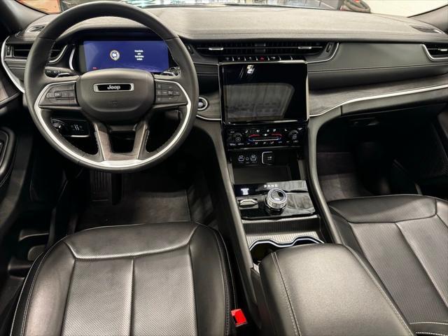Photo of 2024 Diamond Black Crystal Pearlcoat Jeep Grand Cherokee L