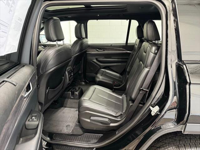 Photo of 2024 Diamond Black Crystal Pearlcoat Jeep Grand Cherokee L