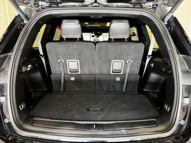 Photo of 2024 Diamond Black Crystal Pearlcoat Jeep Grand Cherokee L