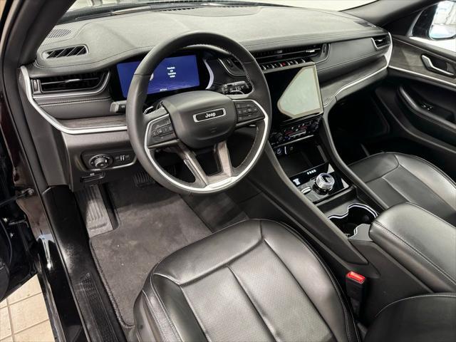Photo of 2024 Diamond Black Crystal Pearlcoat Jeep Grand Cherokee L