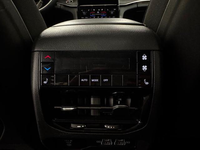 Photo of 2024 Diamond Black Crystal Pearlcoat Jeep Grand Cherokee L