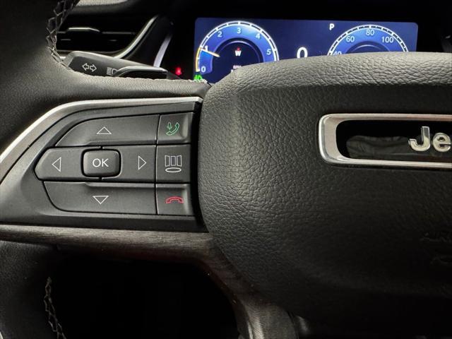 Photo of 2024 Diamond Black Crystal Pearlcoat Jeep Grand Cherokee L