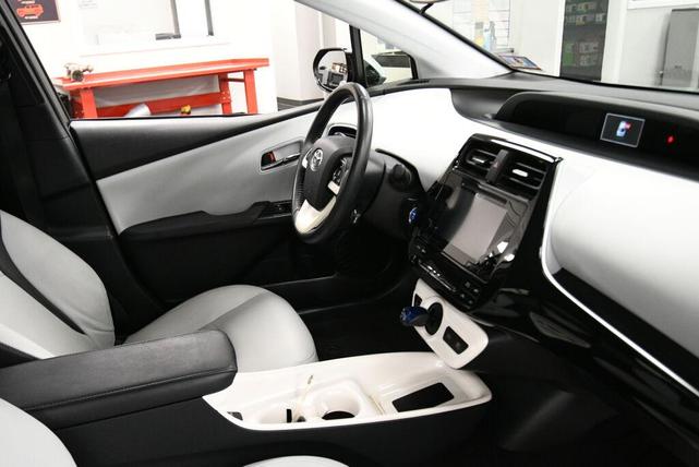 Photo of 2016 Pearl Toyota Prius