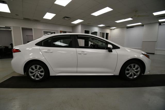 Photo of 2022 White Toyota Corolla
