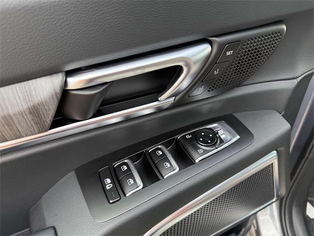 Photo of 2025 Everlasting Silver Kia Telluride