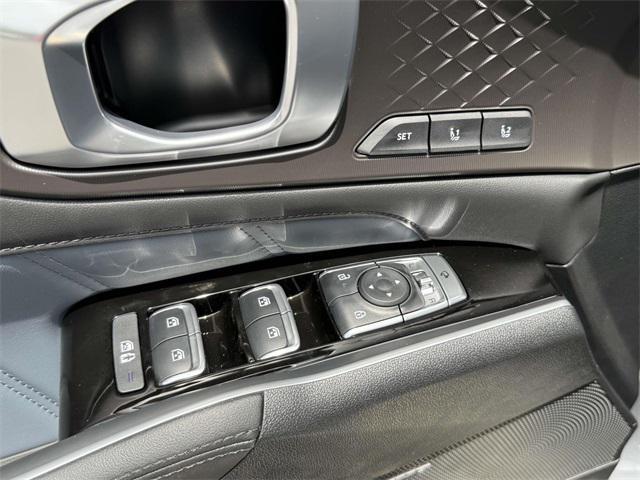 Photo of 2025 Silver Kia Sorento Plug-In Hybrid