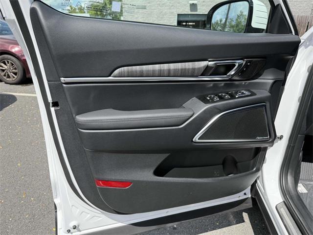 Photo of 2025 White Pearl Kia Telluride
