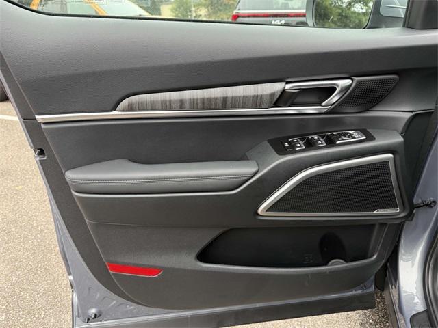 Photo of 2025 Everlasting Silver Kia Telluride