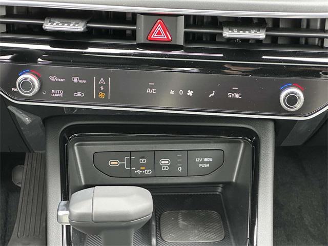 Photo of 2025 White Pearl Kia K5
