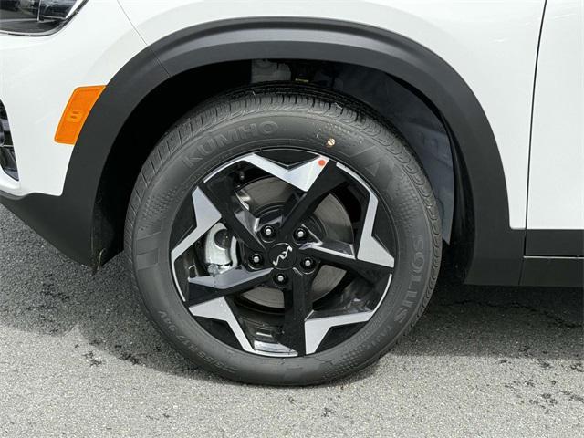 Photo of 2025 White Pearl Kia Seltos