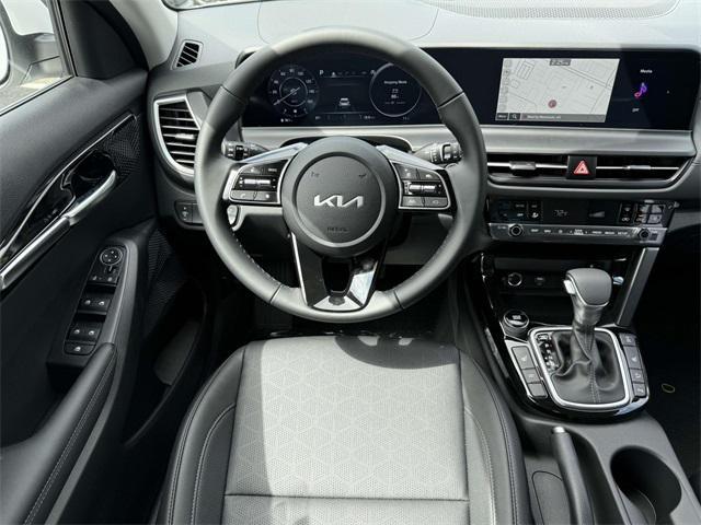 Photo of 2025 White Pearl Kia Seltos