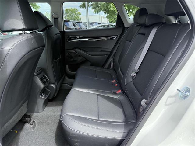 Photo of 2025 White Pearl Kia Seltos