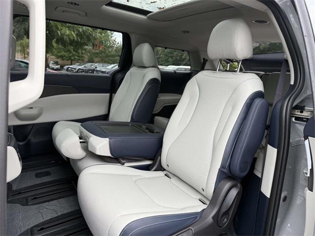 Photo of 2026 Ceramic White Kia Carnival Hybrid