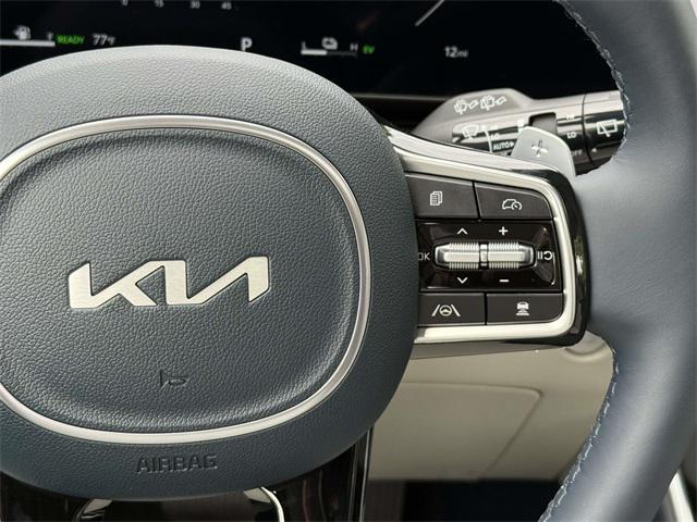 Photo of 2026 Ceramic White Kia Carnival Hybrid