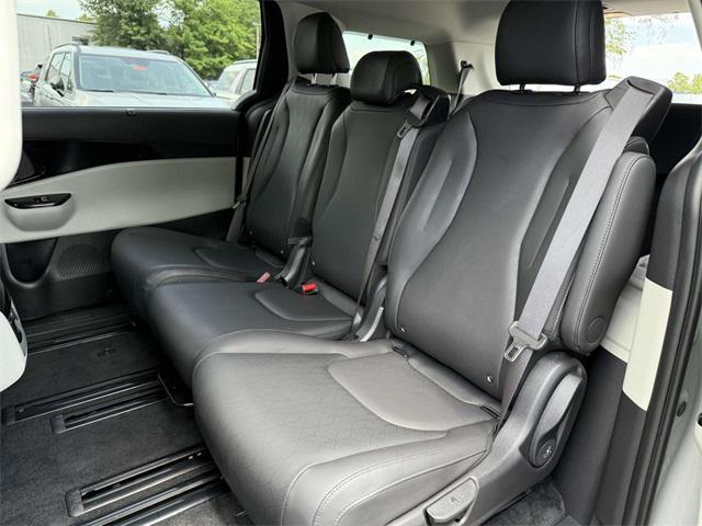 Photo of 2024 Ceramic Silver Kia Carnival