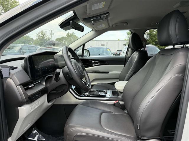 Photo of 2024 Ceramic Silver Kia Carnival