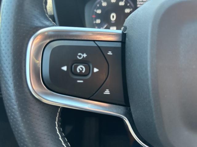 Photo of 2021 Crystal White Metallic Volvo XC40