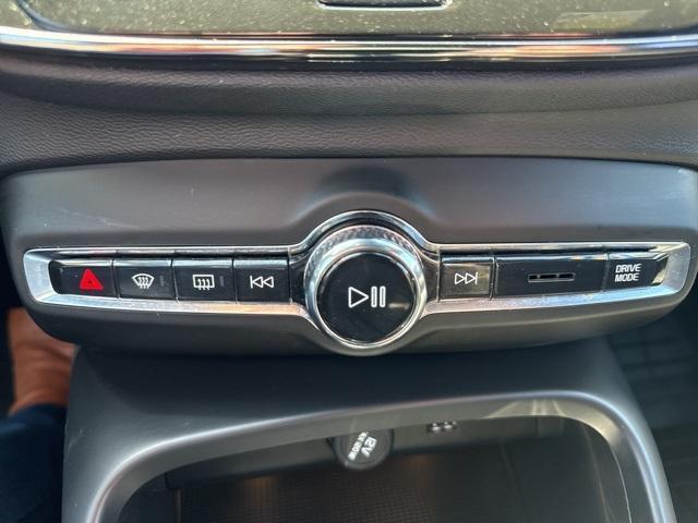 Photo of 2021 Crystal White Metallic Volvo XC40