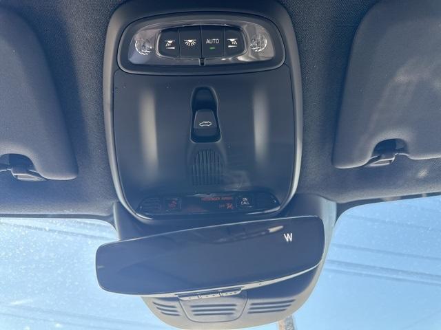 Photo of 2021 Crystal White Metallic Volvo XC40