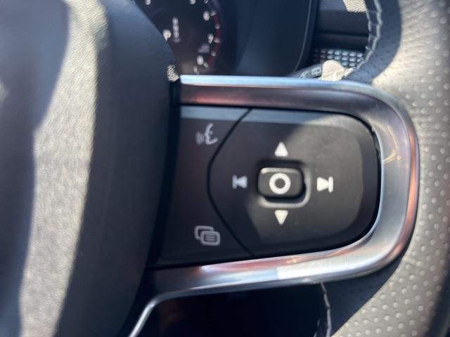 Photo of 2021 Crystal White Metallic Volvo XC40