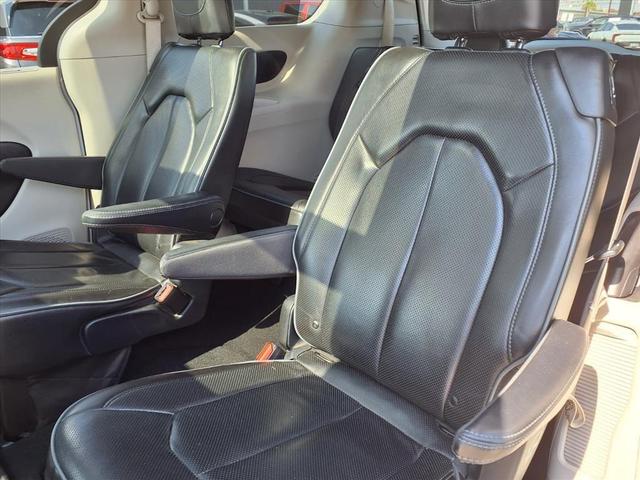 Photo of 2019 Bright White Clearcoat Chrysler Pacifica