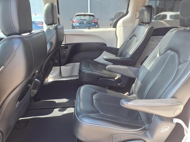 Photo of 2019 Bright White Clearcoat Chrysler Pacifica