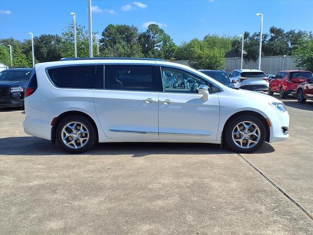 Photo of 2019 Bright White Clearcoat Chrysler Pacifica