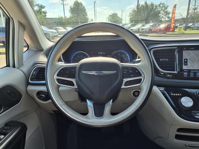 Photo of 2019 Bright White Clearcoat Chrysler Pacifica