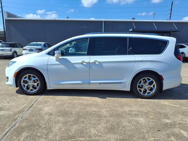 Photo of 2019 Bright White Clearcoat Chrysler Pacifica