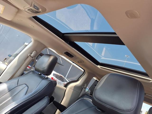 Photo of 2019 Bright White Clearcoat Chrysler Pacifica