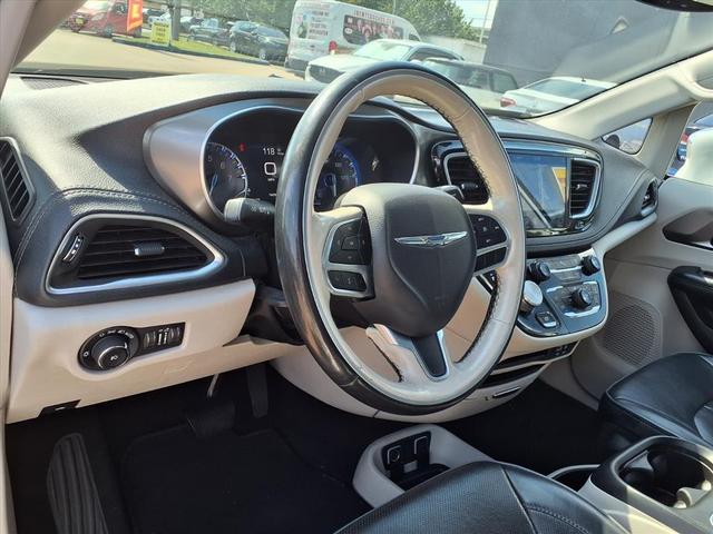 Photo of 2019 Bright White Clearcoat Chrysler Pacifica