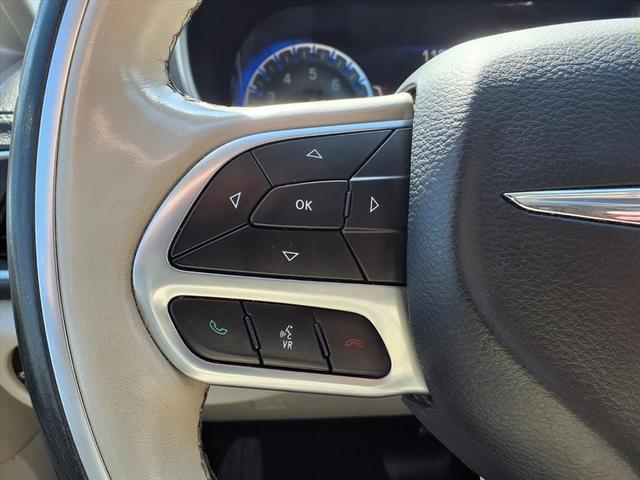Photo of 2019 Bright White Clearcoat Chrysler Pacifica