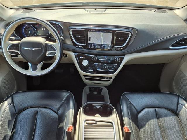 Photo of 2019 Bright White Clearcoat Chrysler Pacifica
