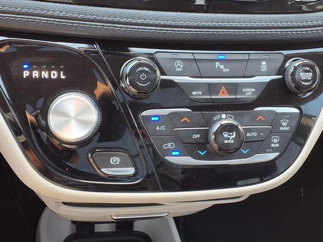 Photo of 2019 Bright White Clearcoat Chrysler Pacifica