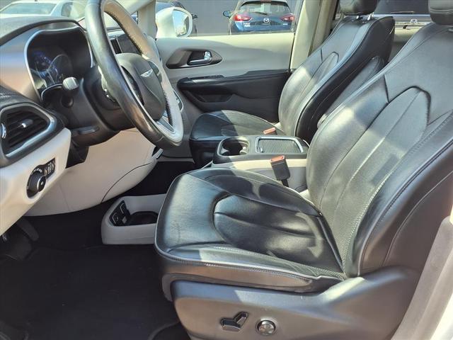 Photo of 2019 Bright White Clearcoat Chrysler Pacifica