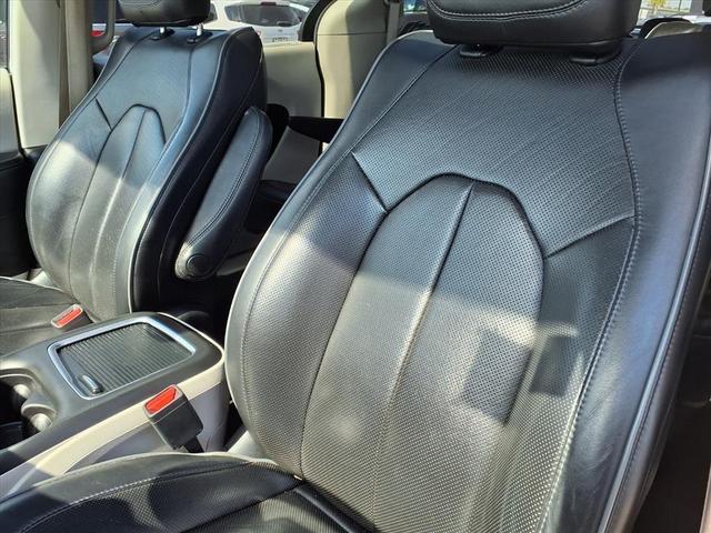 Photo of 2019 Bright White Clearcoat Chrysler Pacifica