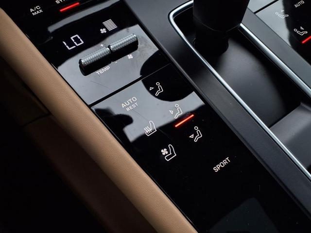Photo of 2023 Blue Porsche Macan