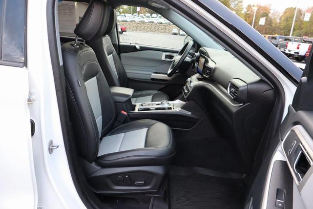 Photo of 2022 Star White Metallic Tri-Coat Ford Explorer