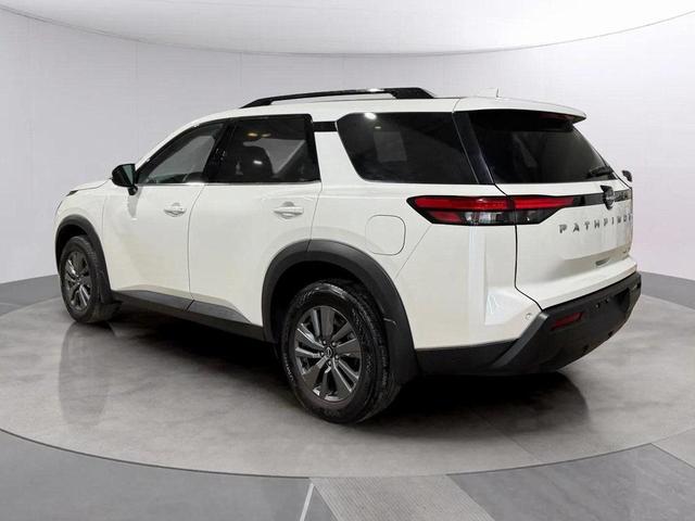 Photo of 2024 Pearl White Tricoat Nissan Pathfinder