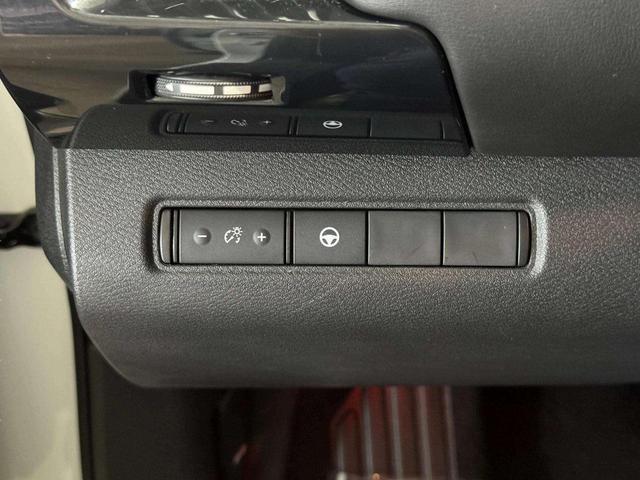 Photo of 2024 Pearl White Tricoat Nissan Pathfinder