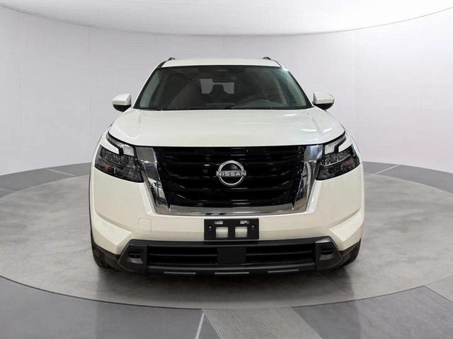 Photo of 2024 Pearl White Tricoat Nissan Pathfinder