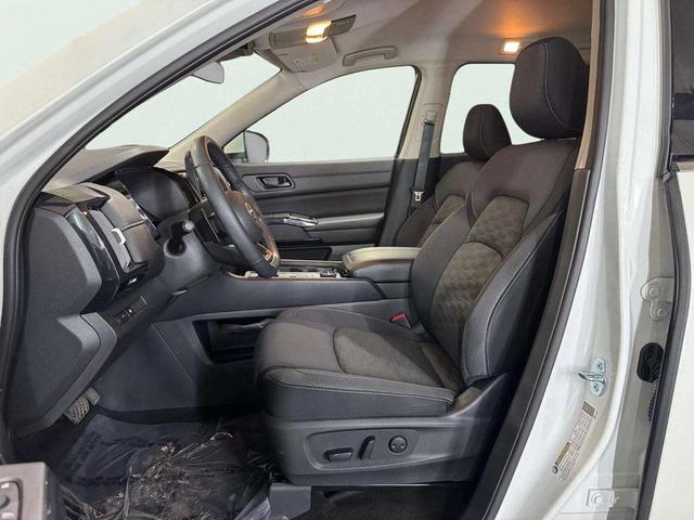 Photo of 2024 Pearl White Tricoat Nissan Pathfinder
